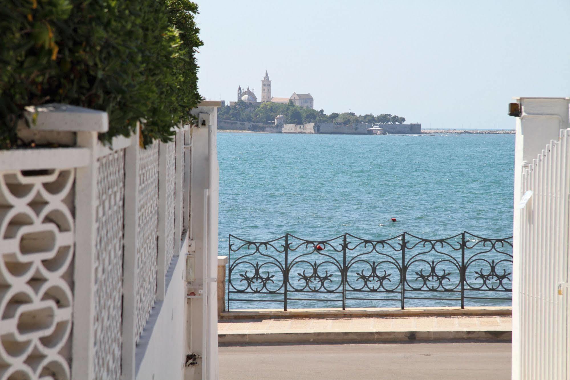 La Bella Trani - Suites And B&B Bagian luar foto